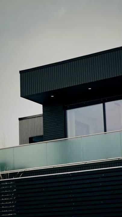 {{ heroImageMobile.title }}