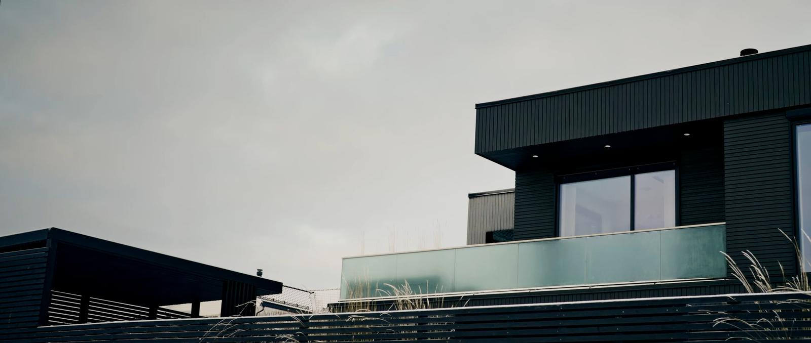 {{ heroImageDesktop.title }}